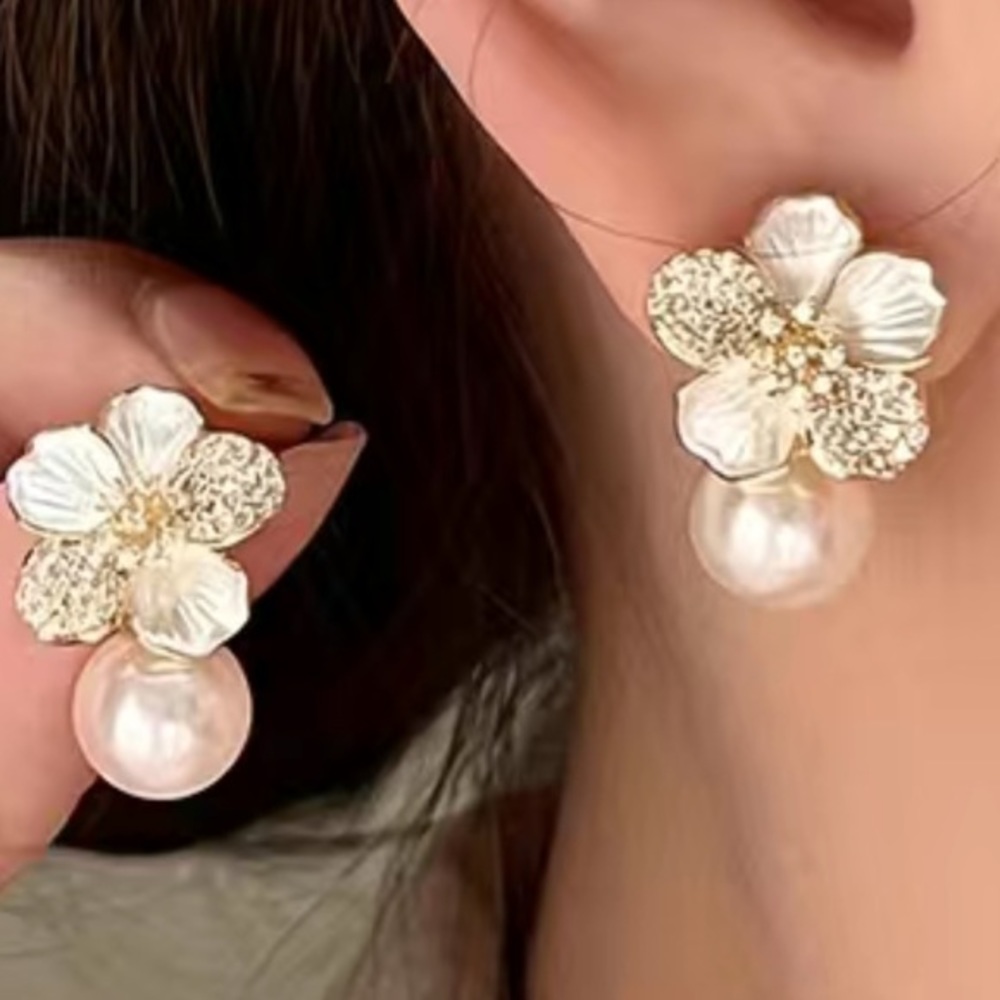 Petal with pearl flower earring very elegant piece for special occasions‎